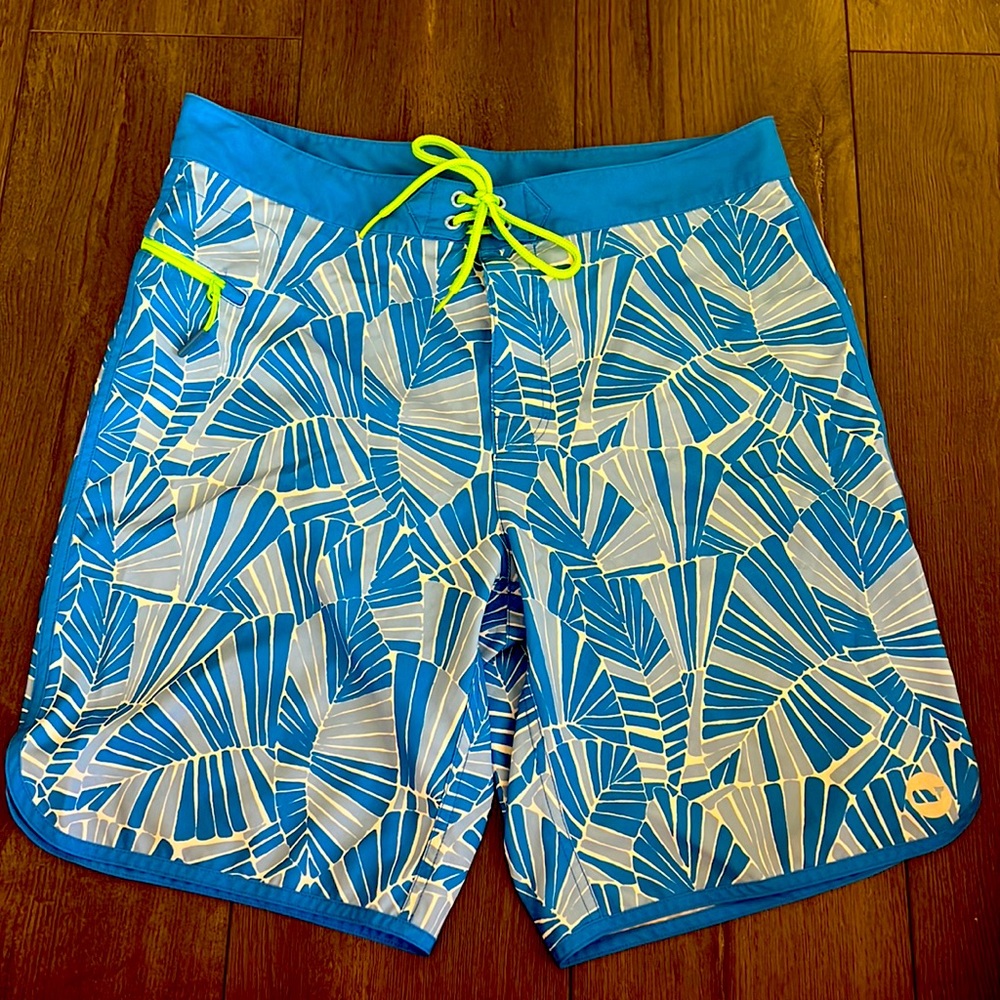VINEYARD VINES~EUC~Size 32~Aqua/White/Green Palm Leaf Board Shorts/Swim Suit